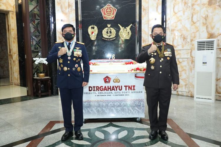 Panglima TNI Marsekal Hadi Tjahjanto menerima kejutan dari Kapolri Jenderal Pol Listyo Sigit Prabowo untuk mengucapkan secara langsung Hari Ulang Tahun (HUT) ke-76 TNI di Subden Merdeka Barat, Denma Mabes TNI, Jakarta Pusat, Selasa (5/10/2021).