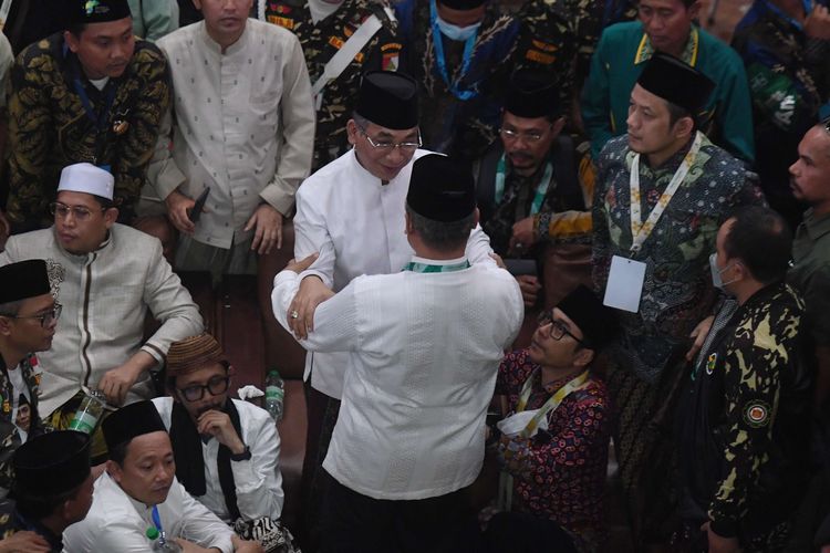 Ketua Umum PBNU terpilih Yahya Cholil Staquf (tengah) menerima ucapan selamat usai pemilihan Ketua Umum PBNU pada Muktamar Nahdlatul Ulama (NU) ke-34 di Universitas Lampung, Lampung, Jumat (24/12/2021). Yahya Cholil Staquf terpilih sebagai Ketua Umum PBNU periode 2021-2026 pada Muktamar NU ke-34 mengalahkan Said Aqil Siradj.