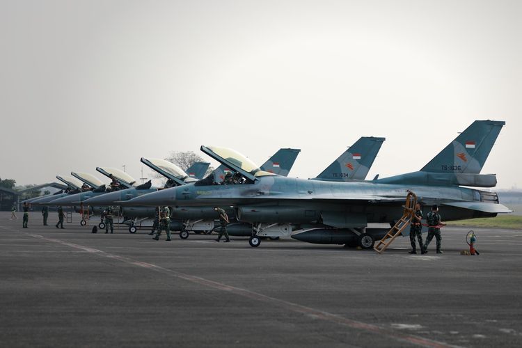 Pesawat tempur F-16 milik TNI Angkatan Udara (AU) akan melaksanakan atraksi udara di langit Jakarta, saat perayaan hari ulang tahun (HUT) ke-78 Republik Indonesia, pada Kamis (17/8/2023) mendatang.  Sebanyak 10 pesawat fighting falcon pabrikan Amerika Serikat itu telah tiba di Lanud Halim Perdanakusuma, Jakarta Timur, pada Jumat (11/8/2023).