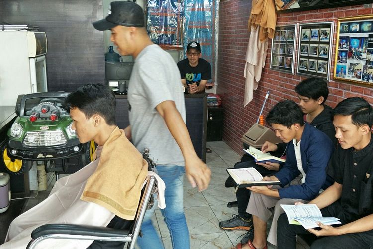 Raihan Barbershop dan Poetri Laundry di Jalan RTM, Kelapa Dua, Cimanggis, Depok, Jumat (17/5/2019).