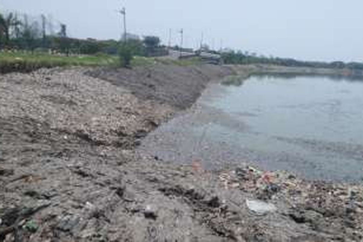 Sejumlah alat berat mengeruk sampah dari dasar Waduk Pluit. Sampah tersebit berasal dari bekas permukiman warga yang pernah mendiami wilayah tersebut, Jumat (16/9/2016)