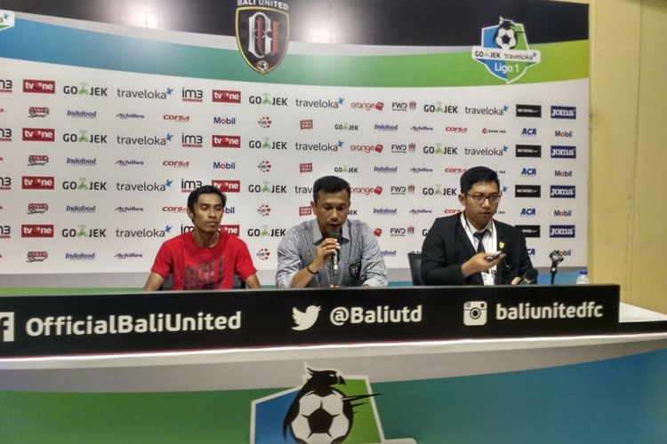 Pelatih Bali United Widodo C Putro (tengah) memberikan keterangan pers setelah anak asuhnya menundukkan Sriwijaya FC.