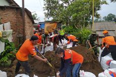 Usai Banjir Genangi 63 Rumah di Banyuwangi, BPBD Pagari Permukiman dengan Karung Pasir
