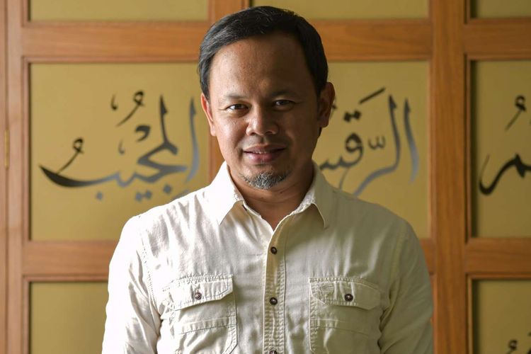 Walikota Bogor Bima Arya (48) berpose di kediamannya di Bogor, Jabar. Bima Arya dinyatakan positif terinfeksi corona 17 Maret 2020, menjalani isolasi di RSUD Kota Bogor dan dinyatakan negatif pada 18 April.