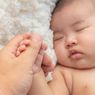 Cara Melatih Bayi Tidur Sendiri dengan Metode Ferber