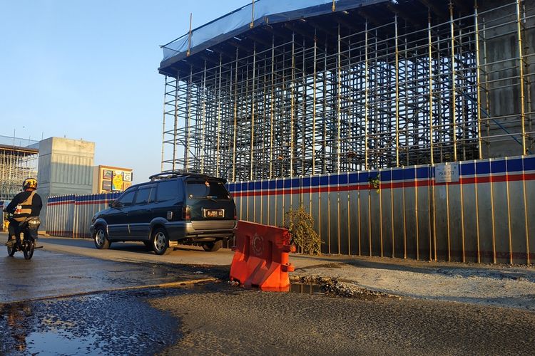 Jalan berlubang di Jalan KH Noer Ali atau Kalimalang, Kota Bekasi, persis di samping proyek Tol Becakayu.