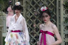 Chanel Kembali ke Gaya Klasik di Paris Fashion Week