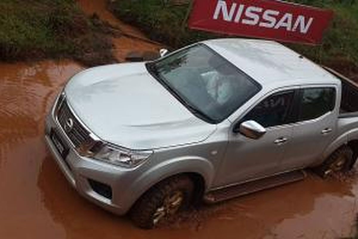 Nissan Navara beraksi di medan off-road
