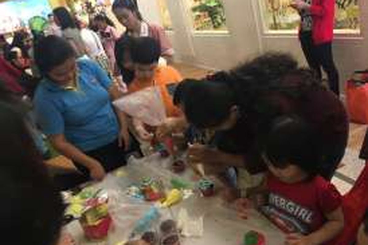 Kegiatan decorating cupcake dalam acara Crhistmas at The Hideout di Plaza Indonesia.