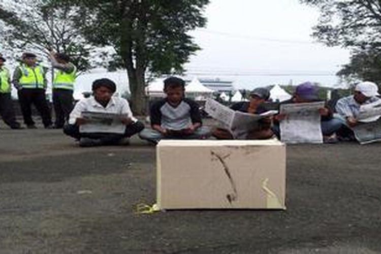 Sekelompok seniman dari Kota Bandung berunjuk rasa di depan Gedung Sate Bandung memprotes kian maraknya kasus korupsi yang mendera Indonesia, Senin (13/5/2013). Dengan kasus yang datang silih berganti di media massa, justru kemuakan dan kebingungan yang mereka rasakan dan diyakini juga dirasakan sebagian besar masyarakat Indonesia pada umumnya.