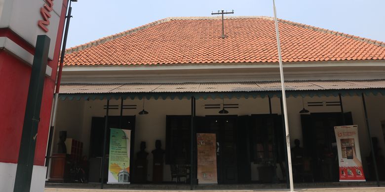 Museum Sumpah Pemuda, tampak depan. Rumah ini adalah rumah kos yang dipakai para pemuda untuk mengikrarkan Sumpah Pemuda. Rumah ini dulu milik Sie Kong Lian.