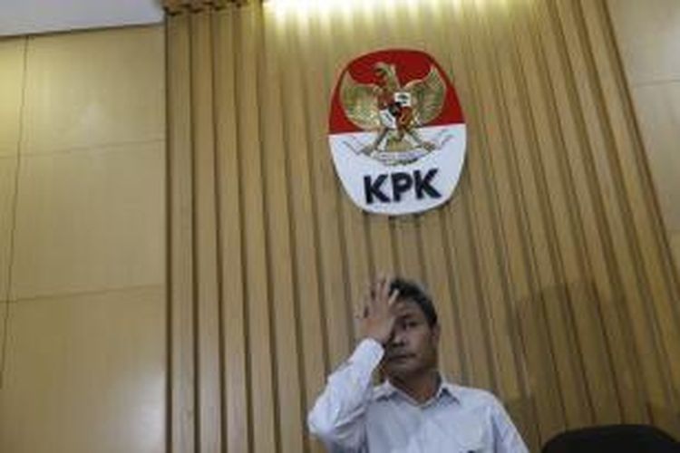 Johan Budi, saat masih menjabat Deputi Pencegahan Komisi Pemberantasan Korupsi (KPK) , menyampaikan sikap KPK terhadap putusan sidang praperadilan yang diajukan Komjen Budi Gunawan terkait penetapannya sebagai tersangka dugaan korupsi di Jakarta, Senin (16/2/2015).   