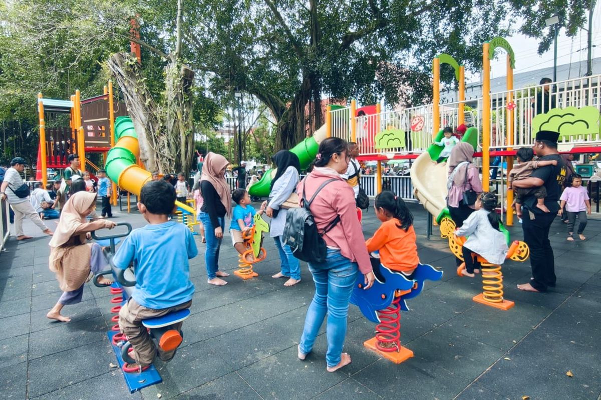 Suasana playground yang menjadi salah satu daya tarik Alun-alun Kota Malang, Jawa Timur, saat libur Lebaran, Selasa (24/3/2026) pagi. 