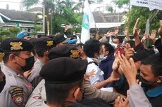 Sambil Bawa Keranda, Mahasiswa Mataram Tolak Kedatangan Pimpinan KPK