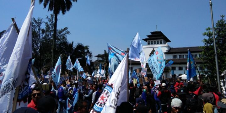 Ribuan buruh memadati halaman kantor Gubernur Jawa Barat di Jalan Diponegoro dalam kegiatan peringatan Hari Buruh Internasional (May Day 2018), Selasa (1/5/2018)