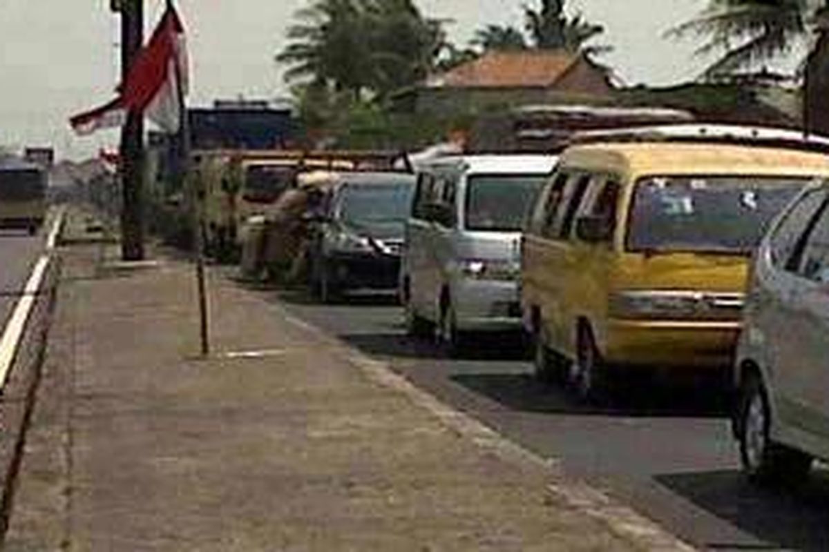 Ilustrasi: Tumpukan kendaraan yang terjebak macet di sekitar Pasar Tegalgubug, Cirebon.