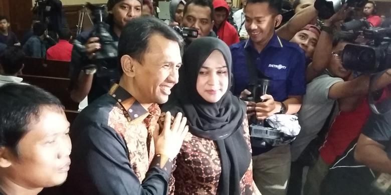 Gubernur nonaktif Sumatera Utara Gatot Pujo Nugroho dan istrimya Evy Susanti di Pengadilan Tindak Pidana Korupsi, Jakarta, Senin (14/3/2016).