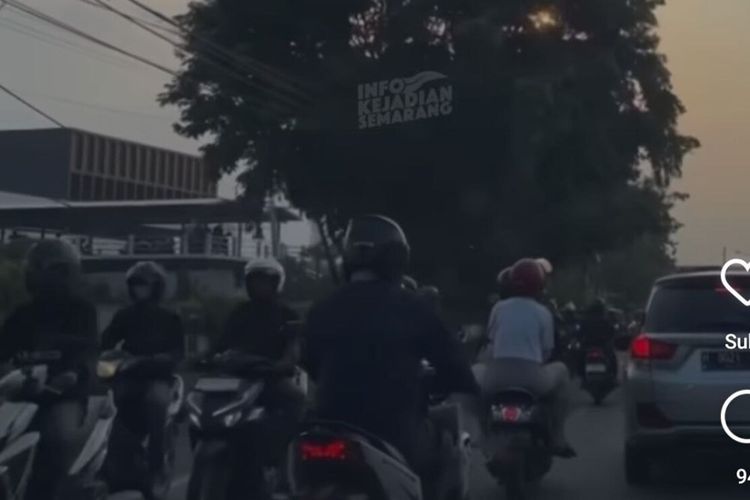 Aksi pengendara sepeda motor lawan arus berjamaah di Jalan Kaligawe Semarang, Jawa Tengah.
