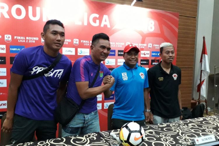 Konferensi pers jelang final dan play off perebutan posisi tiga Liga 2 yang dihadiri pelatih Persita Tangerang Wiganda Saputra dan pelatih Kalteng Putra Kas Hartadi (tengah) di Sentul, Bogor, Senin (3/12/2018). Play off Liga 2 antara Persita melawan Kalteng Putra akan digelar di Stadion Pakansari, Cibinong, Bogor, Selasa (4/12/2018).