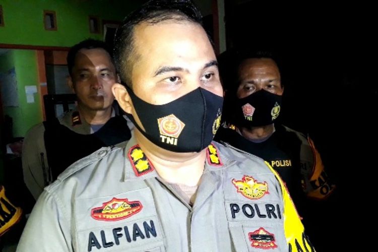 Kapolres Palopo AKBP Alfian Nurnas SIK, saat dimintai keterangan di lokasi kejadian bentrok antar warga kampung Batu dan Kampung Uri, Kelurahan Mancani, Kota Palopo, Kamis (22/10/2020)