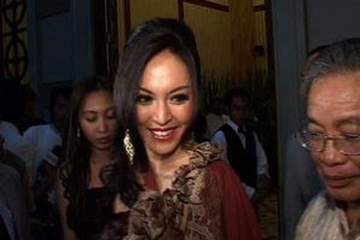 Kualitas intelektual dan kemampuan kerja para tunanetra, apalagi yang telah bertitel sarjana, sesungguhnya tidak kalah dengan saudara-saudara lainnya, ujar Angelina.