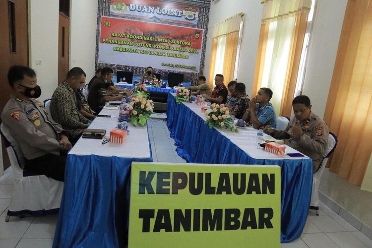 Kapolres Kepulauan Tanimbar menggelar rapat koordinasi dengan pemkab setempat untuk membahas masalah tapal batas desadi Mapolres Tanimbar, Kamis (10/2/2022).