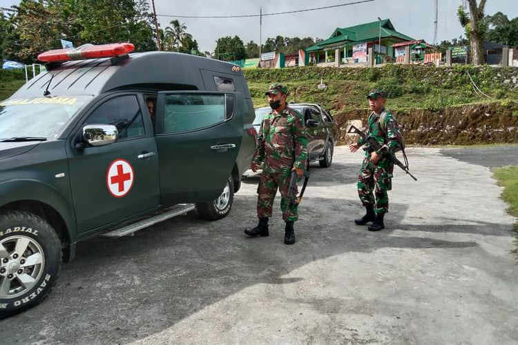 Ambulans disiagakan di depan Kodim Persiapan Maybrat untuk melakukan evakuasi terhadap para Korban insiden baku tembak di kawasan Jembatan Kamundan Maybrat, Kamis (20/1/2022).