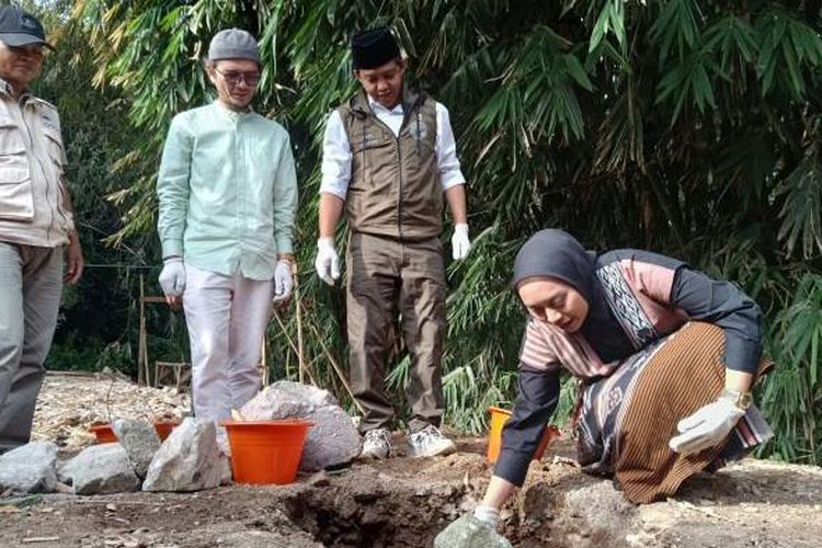 Wakil Bupati Garut Putri Karlina, melakukan peletakan batu pertama pembangunan masjid di Pesantren Welas Asih Garut di Desa Sukarasa, Kecamatan Samarang, Kabupaten Garut, Jawa Barat, Minggu (14/9/2024). 