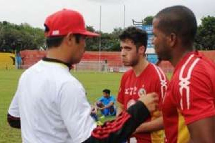 Pelatih Nilmaizar (putih) berbincang dengan dua dari tiga pemain Brasil yang sedang trial di markas Semen Padang. 