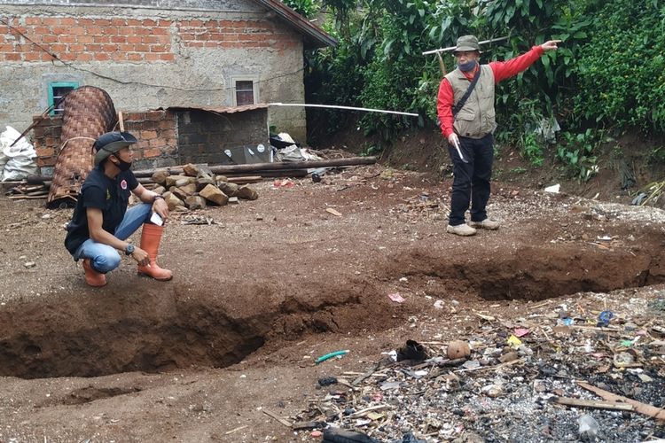 Petugas sedang mengecek rekahan tanah bergerak di Dusun Ciherang, Desa Cijangkar, Kecamatan Nyalindung, Sukabumi, Jawa Barat, Kamis (28/1/2021).