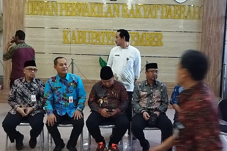 Bupati Jember Hendy Siswanto saat mendatangi kantor DPRD Jember pada Kamis (27/4/2023)