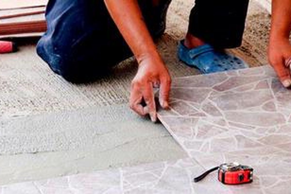 Rumus biaya yang digunakan tukang borongan sama dengan luas bidang yang dipasang keramik, lalu dikalikan biaya per meter persegi.