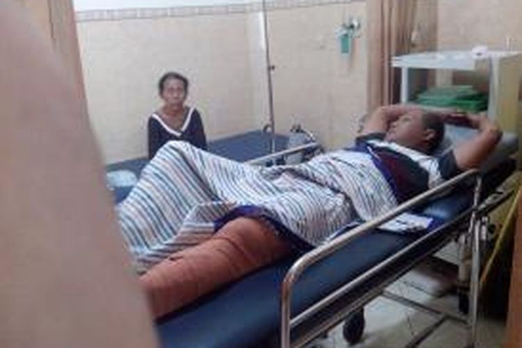 Eko Dwicahyo (39), salah seorang korban luka dalam kecelakaan bus di Kecamatan Badas, Kabupaten Kediri, Jawa Timur, saat dirawat di IGD RS HVA Tulungrejo Pare, Kamis (7/8/2014).