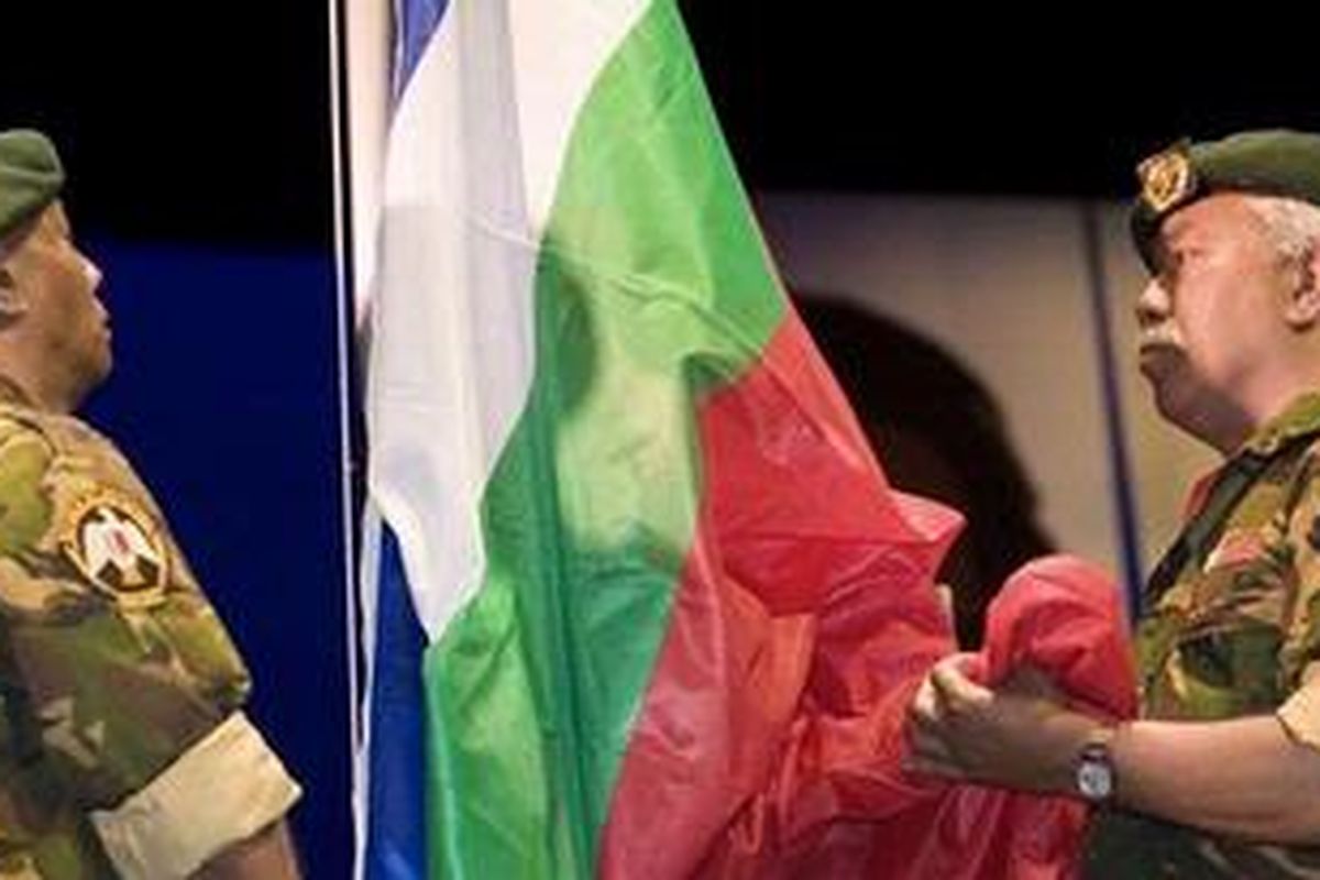 Anggota Republik Maluku Selatan (RMS) mengibarkan bendera pada 26 April 2010 di Apeldoorn, Belanda.