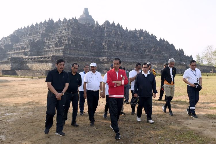 Presiden Joko Widodo bersama Ibu Negara Iriana Joko Widodo meninjau kawasan Candi Borobudur, Magelang, Jawa Tengah, Jumat (30/8/2019) pagi. 
