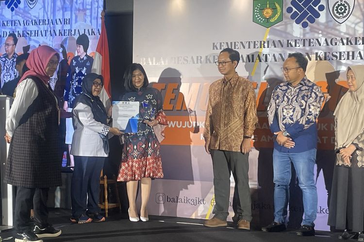 Head of Corporate Communication PT GNI Mellysa Tanoyo (ketiga dari kiri) saat menerima penghargaan dari Kemenaker.  