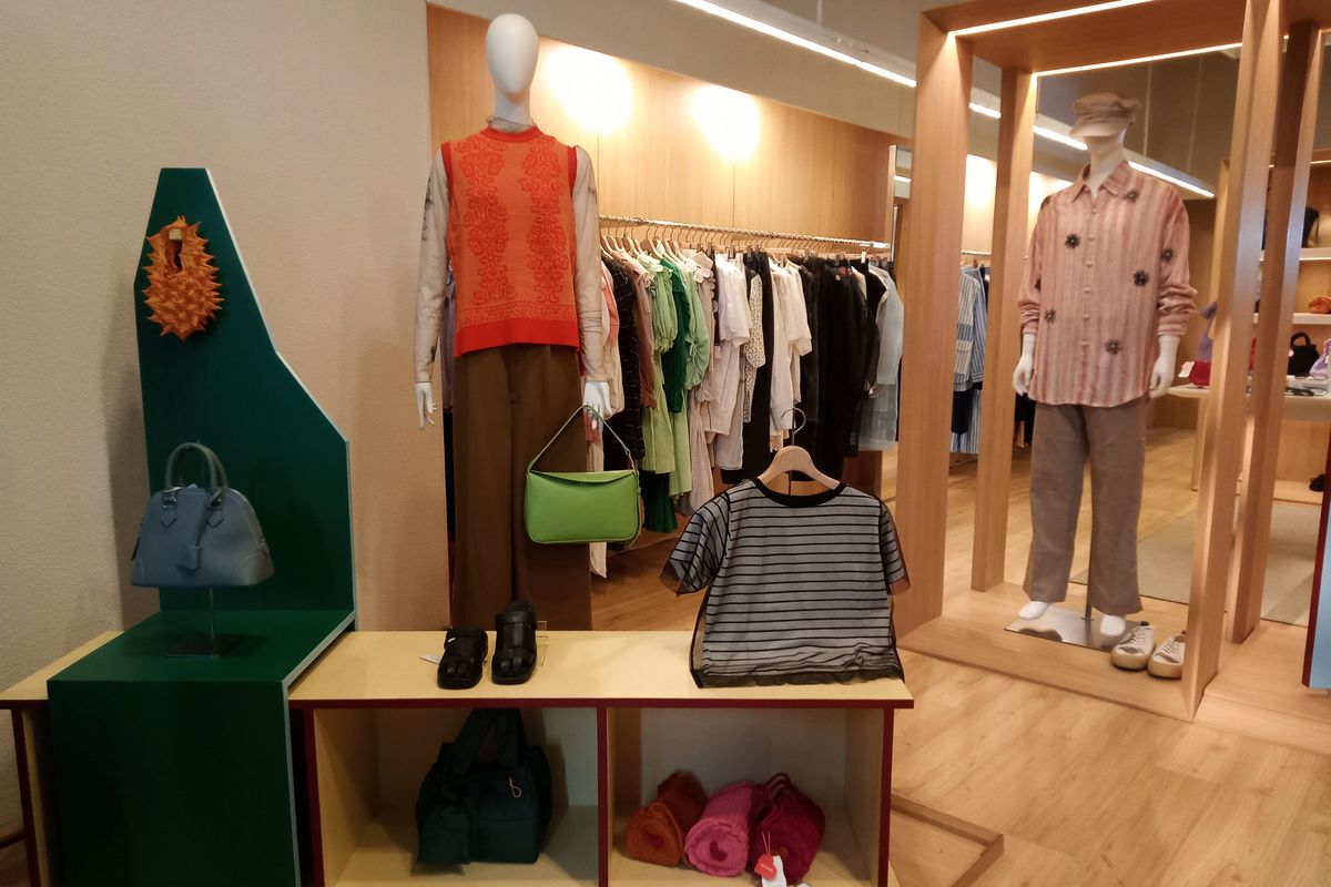 Lumine menghadirkan koleksi terbaru yang membawa esensi pakaian khas Jepang yang minimalis namun tetap modern di pop up store Ashta District 8.