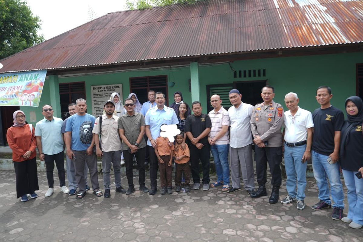 Ketua DPD Gerindra Sumut, Ade Jona (paling depan 4 dari kiri) berfoto bersama siswa SD yang dihukum belajar di lantai karena menunggak SPP usai memberikan beasiswa, Jumat (11/1/2025).