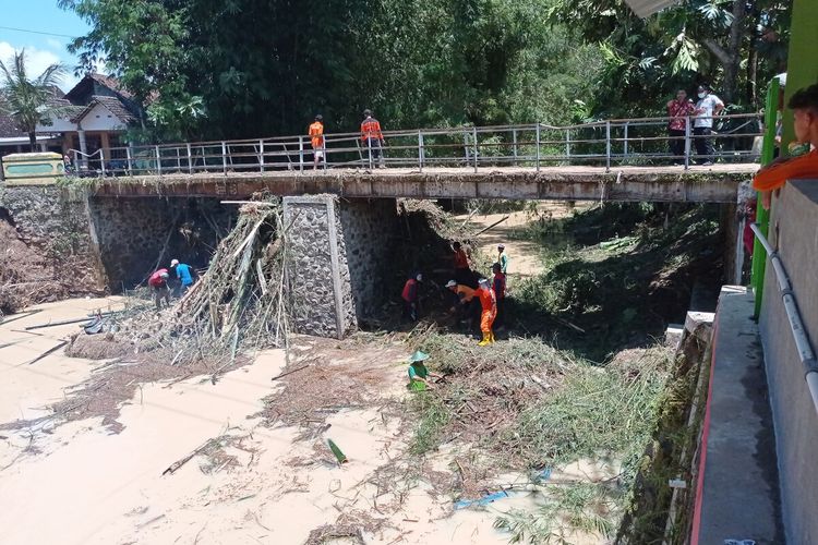 Sungai diantara Desa Banjarpanjang dan Mangunrejo Kabupaten Magetan meluap membuat puluhan rumah didua desa tersebut terendambanjir hingga lebih dari setengah meter. Banjir karena hujan deras diperparah dengan rumpun bambu yang menyumbat jembatan sehingga air meluap kerumah warga.