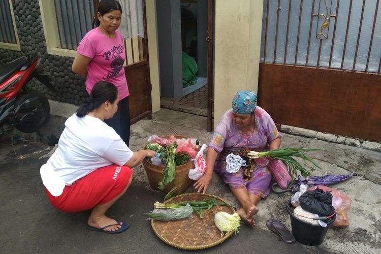 Sumi, pedagang sayur gendong sedang melayani warga sekitar yang membeli dagangan di Jalan Delman Utama, Kebayoran Lama, Jakarta Selatan, Senin (28/1/2019)