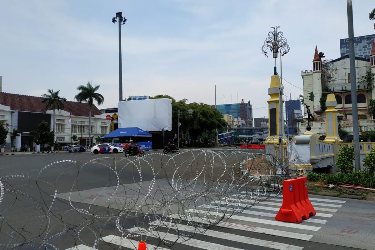 Perempatan Harmoni ke arah kawasan Medan Merdeka, Jakarta Pusat, diblokade kawat berduri sejak sekitar pukul 10.30, sehubungan dengan rencana aksi demonstrasi tolak UU Cipta Kerja yang dilakukan berbagai elemen pada hari ini, Selasa (20/10/2020).