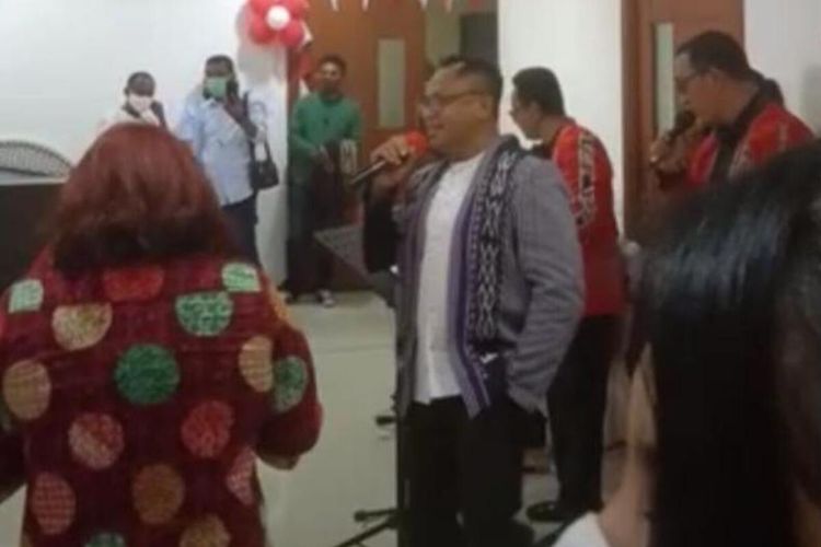 Sekretaris Daerah Maluku, Kasrul Selang bernyanyi dan berjoget bersama sejumlah pejabat usai rapat paripirna HUT Provinsi Maluku ke-75 di  Kantor DPRD Maluku, Rabu (19/8/2020)