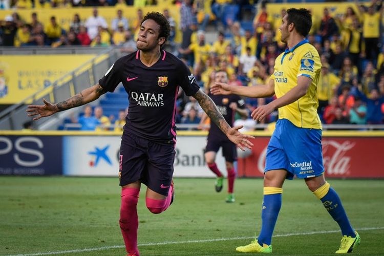 Penyerang Barcelona, Neymar, merayakan golnya seusai membobol gawang Las Palmas di di Stadion Gran Canaria pada 14 Mei 2017. 