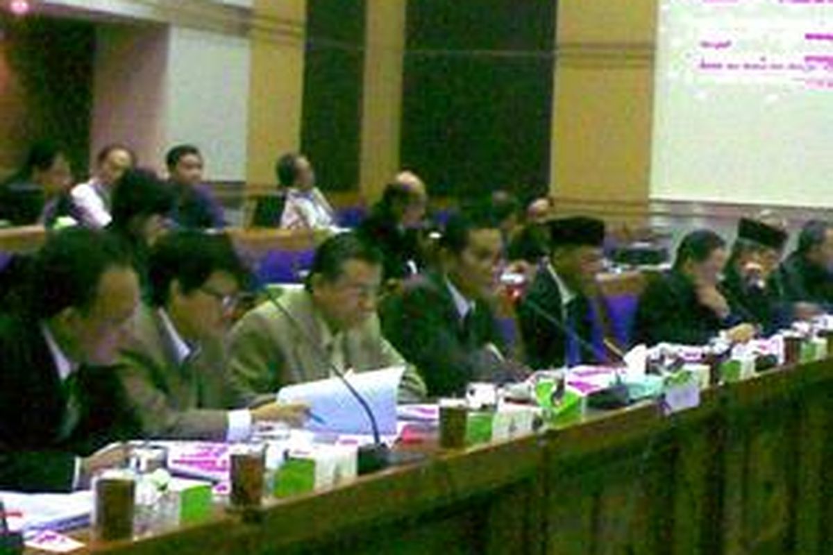 Pimpinan Komisi Pemberantasan Korupsi (KPK) menyampaikan jawaban atas pertanyaan Komisi III DPR RI dalam Rapat Dengar Pendapat Umum (RDPU) dengan dewan, Senin (25/1/2010).