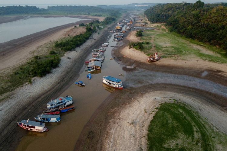 Foto yang menunjukkan rumah apung dan perahu terdampar di Danau Puraquequara, Manaus, Negara Bagian Amazonas, Brasil, diambil pada tanggal 6 Oktober 2023. Penduduk di tepi sungai menderita kekurangan air yang disebabkan oleh kekeringan parah di bagian utara negara itu. Kekeringan telah mengeringkan sungai dan menyulitkan perjalanan antar kota di negara bagian Amazonas. Konsumsi air juga terkena dampaknya.