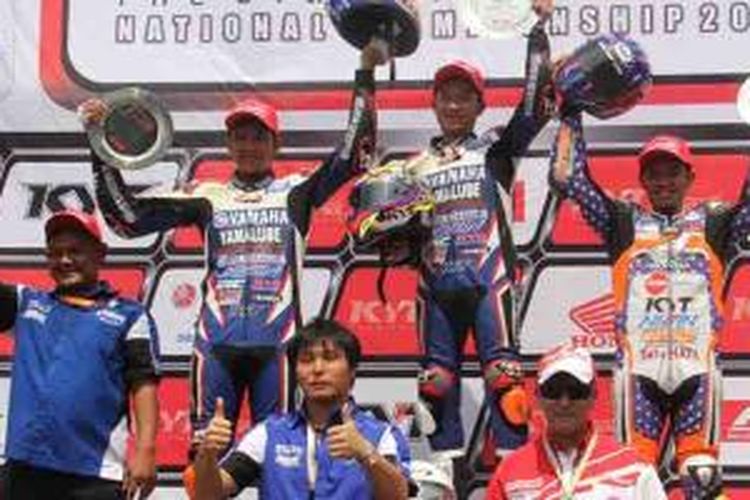 Podium race 1 kelas 110 cc (kiri ke kanan Rey Ratukore - Fitriansyah Kete - I Gde Arya) seri pertama Indoprix 2014 di Sentul, Minggu (27/4/2014).