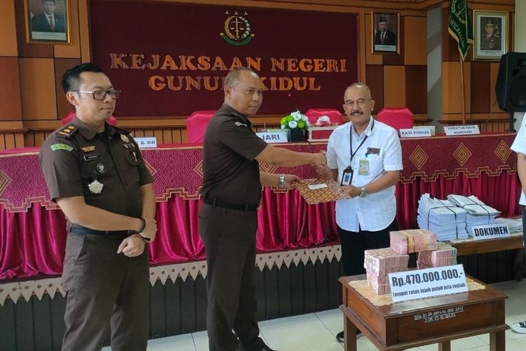 Kepala Kejari Gunungkidul, Slamet Jaka Mulyana menyerahkan uang kepada perwakilan RSUD Wonosari di kantor Kejari Gunungkidul. Rabu (24/4/2024)