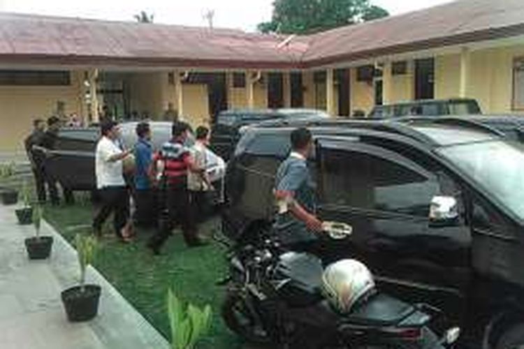 Para tersangka sindikat pencuri TBS milik PTPN IV diserahkan kepolisian kepada Kejari Simalungun, Kamis (13/10/2016).