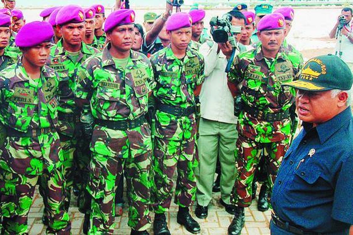 Menteri Pertahanan Purnomo Yusgiantoro mengunjungi Pulau Nipah, Provinsi Kepulauan Riau, Sabtu (14/11), di sela-sela kunjungannya ke Singapura. Dalam kunjungan itu, Purnomo bertemu anggota marinir TNI Angkatan Laut yang menjaga Pulau Nipah dan memberi  bantuan logistik.
