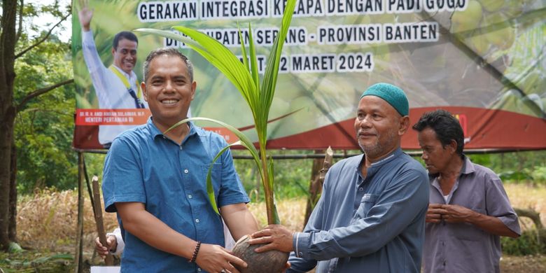 Sekretaris Direktorat Jenderal Perkebunan (Ditjenbun) Kementerian Pertanian (Kementan) Heru Tri Widarto memeberikan bantuan 100 benih kelapa kepada Kelompok Tani Harapan Jaya, di Desa Bandulu, Kecamatan Anyer, Kabupaten Serang, Provinsi Banten, Jumat (22/3/2024).